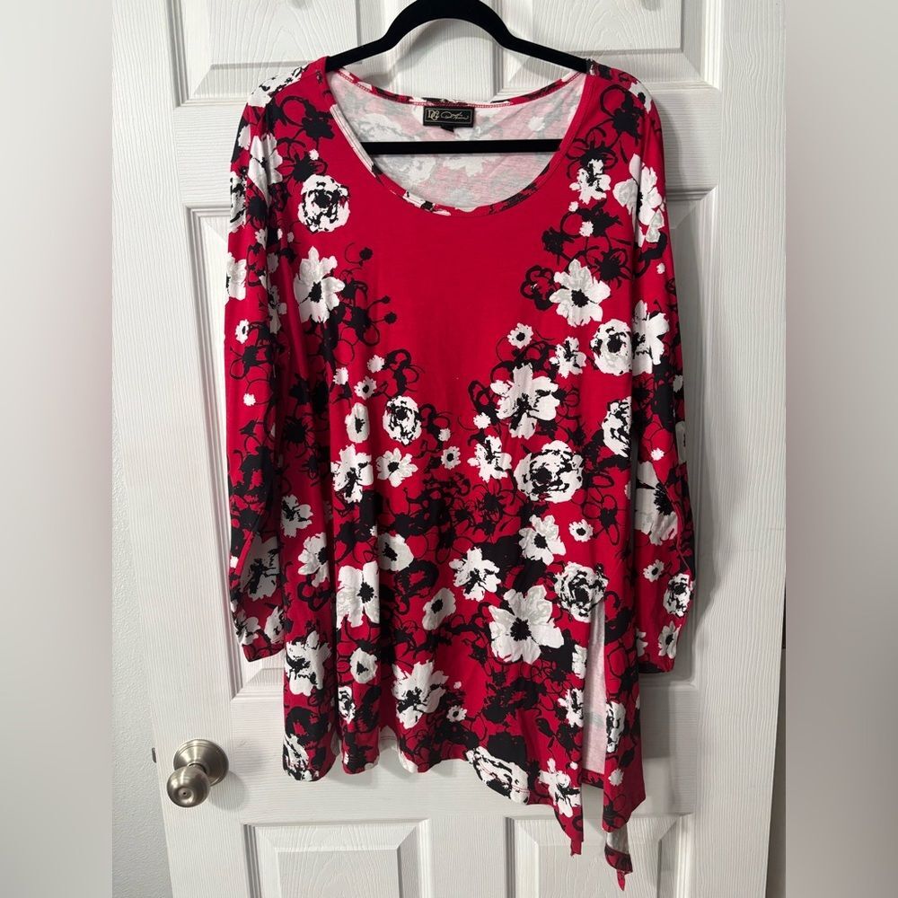 DG2 Diane Gilman Top Plus Size 1X Asymmetrical Red White Black Floral Cotton